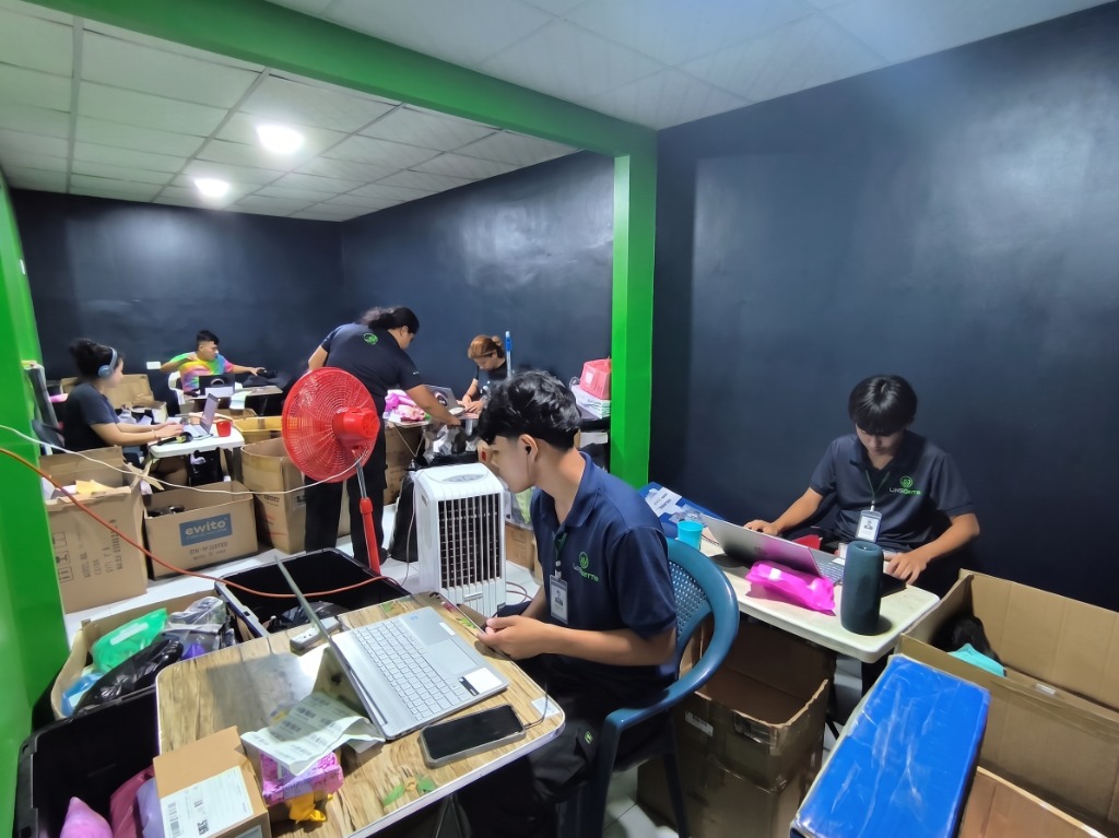 Centro de clasificación y logística en vivo